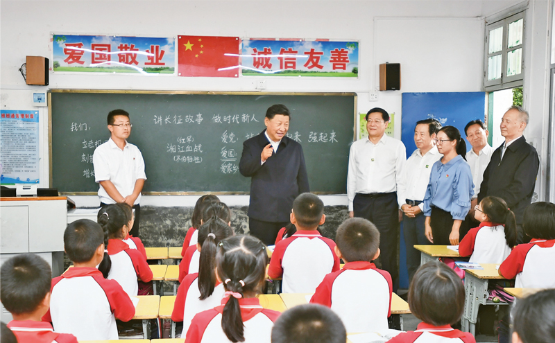 2020年9月16日至18日，中共中央總書(shū)記、國(guó)家主席、中央軍委主席習(xí)近平在湖南考察。這是16日下午，習(xí)近平在郴州市汝城縣文明瑤族鄉(xiāng)第一片小學(xué)，同正在上思政課的同學(xué)們親切交流。 新華社記者 謝環(huán)馳/攝