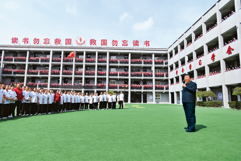 2021年9月13日至14日，中共中央總書(shū)記、國(guó)家主席、中央軍委主席習(xí)近平在陜西省榆林市考察。這是14日上午，習(xí)近平在綏德實(shí)驗(yàn)中學(xué)考察時(shí)，同師生親切交流。 新華社記者 謝環(huán)馳/攝